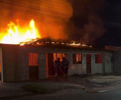 A imagem em destaque mostra o imóvel pegando fogo.